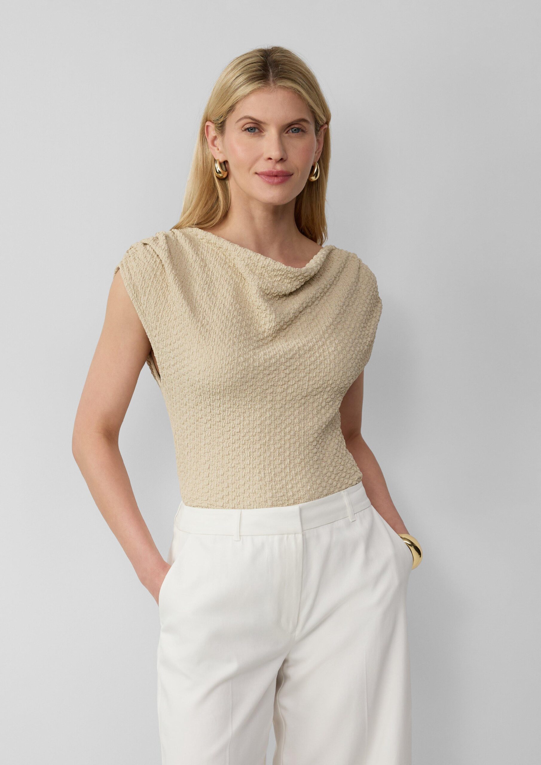 Strukturiertes Shirt mit Wasserfall-Ausschnitt