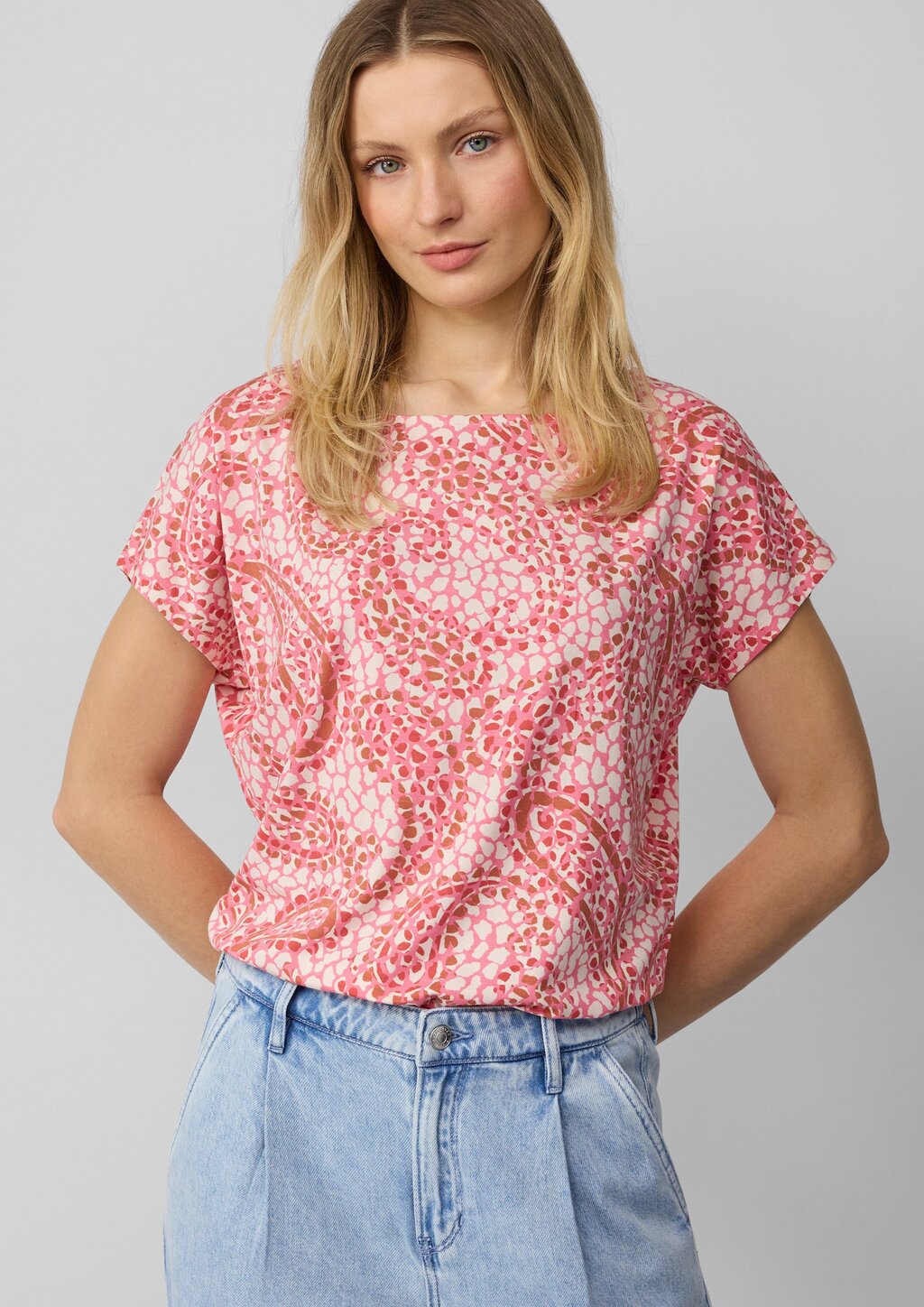 T-Shirt aus Viskosemix mit überschnittenen Schultern