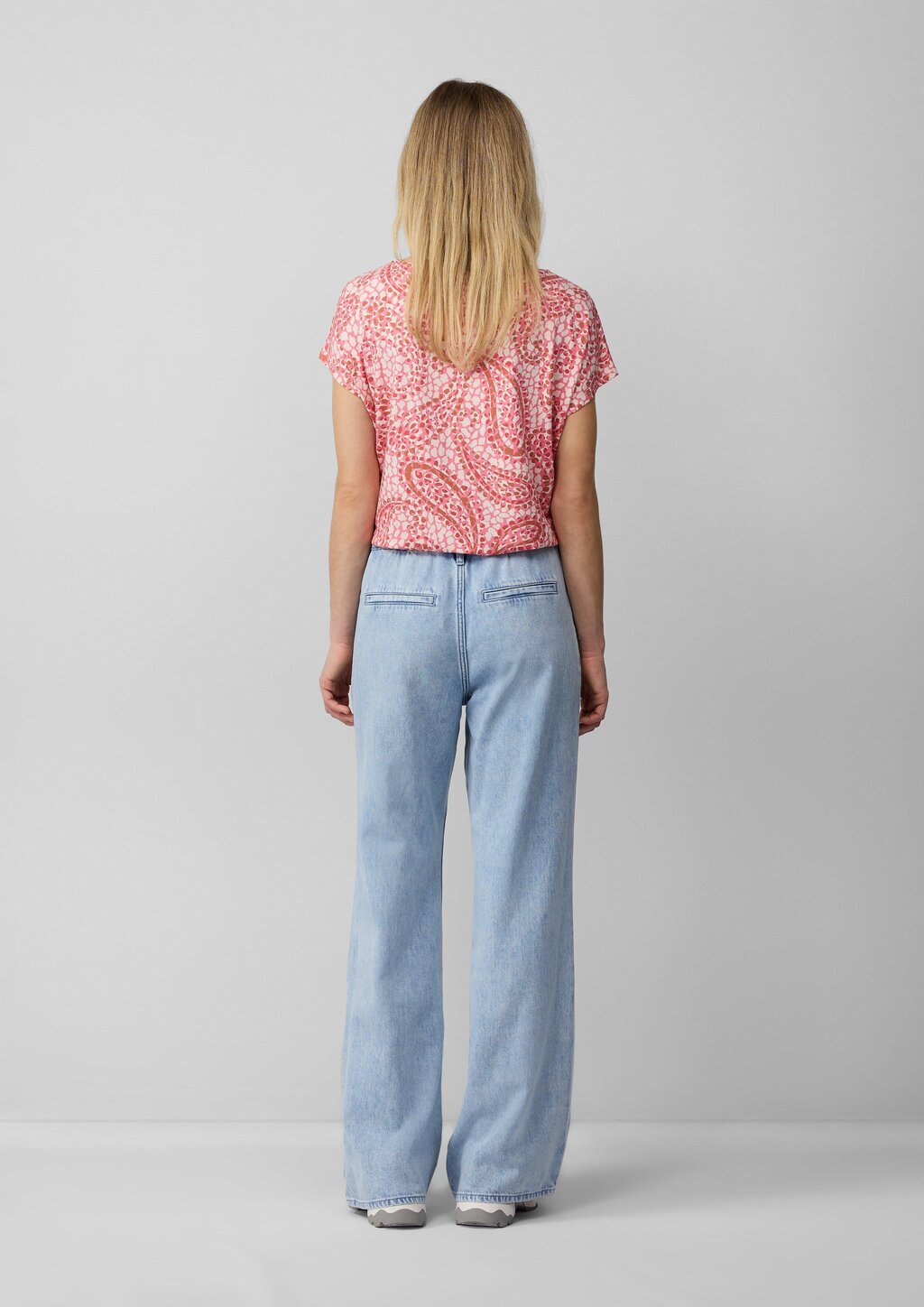 T-Shirt aus Viskosemix mit überschnittenen Schultern