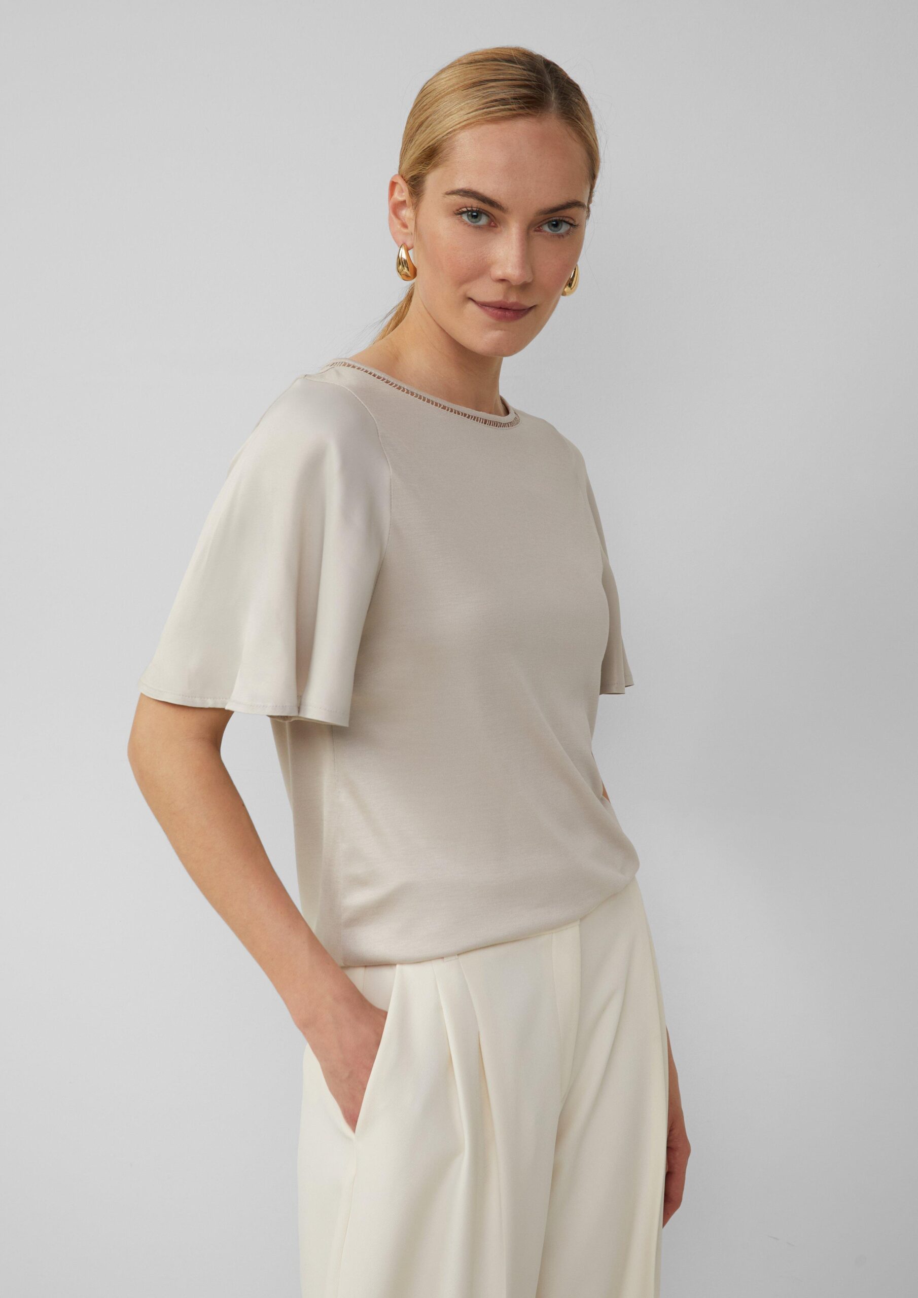 Viskose-T-Shirt mit Rundhalsausschnitt und Satin-Ärmeln