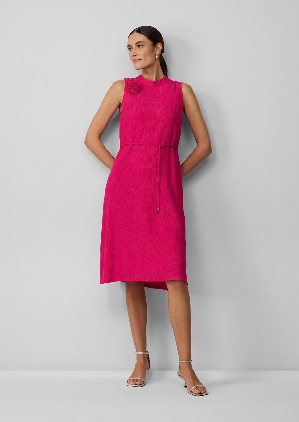 Ärmelloses Viskosekleid im Relaxed Fit mit abnehmbarer Brosche