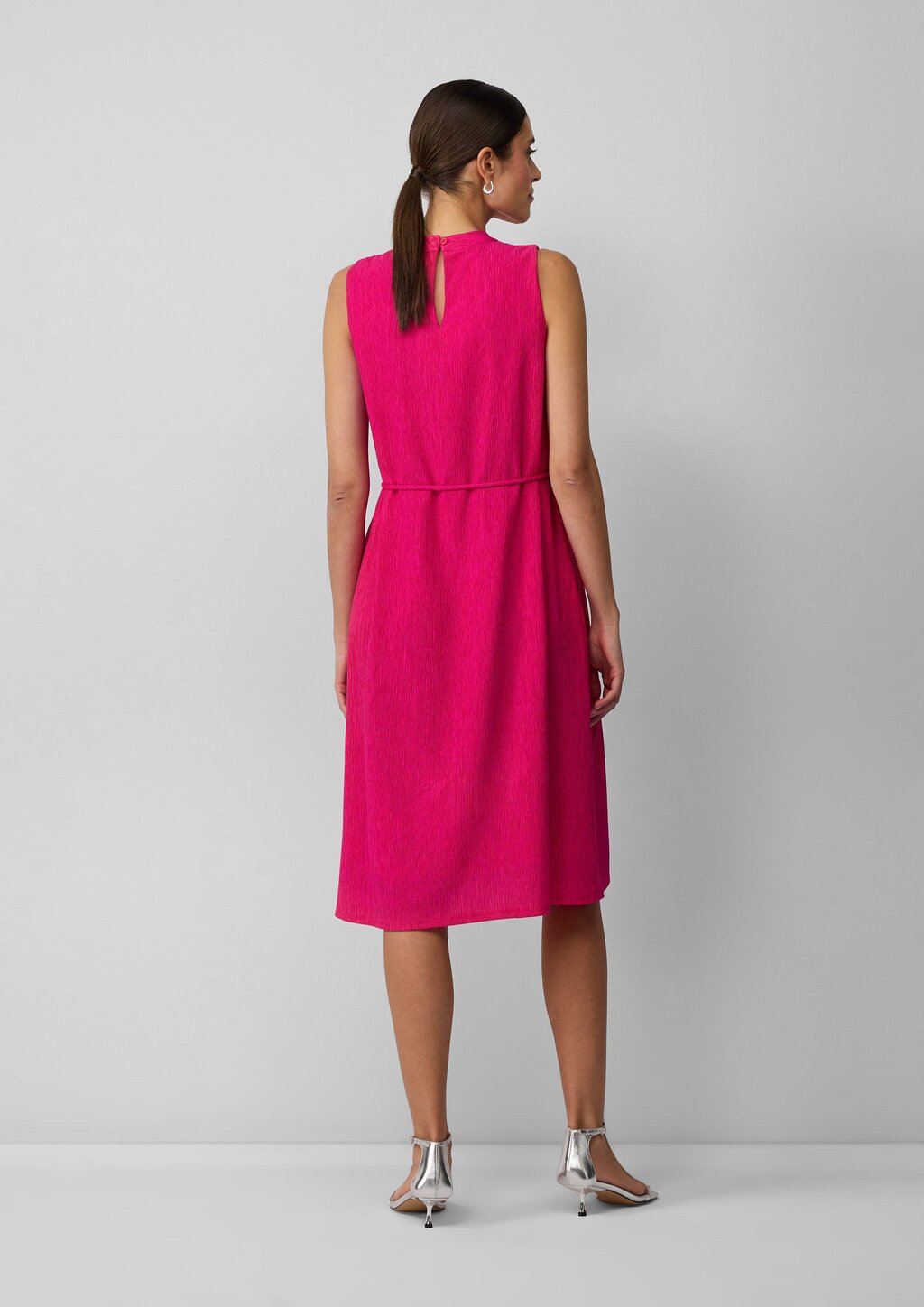 Ärmelloses Viskosekleid im Relaxed Fit mit abnehmbarer Brosche