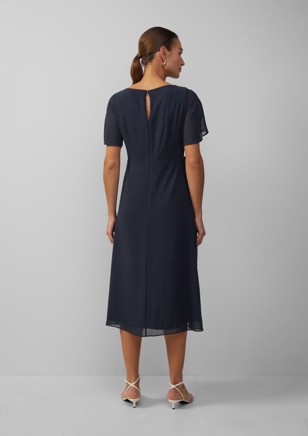 Chiffonkleid mit Volants und U-Boot-Ausschnitt