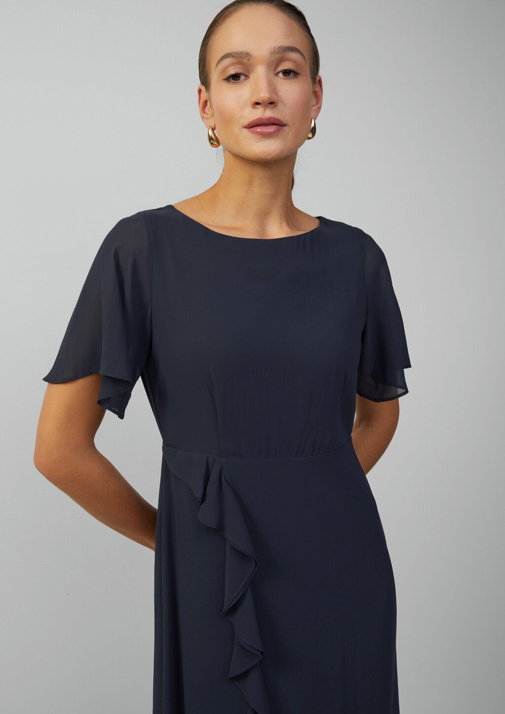 Chiffonkleid mit Volants und U-Boot-Ausschnitt