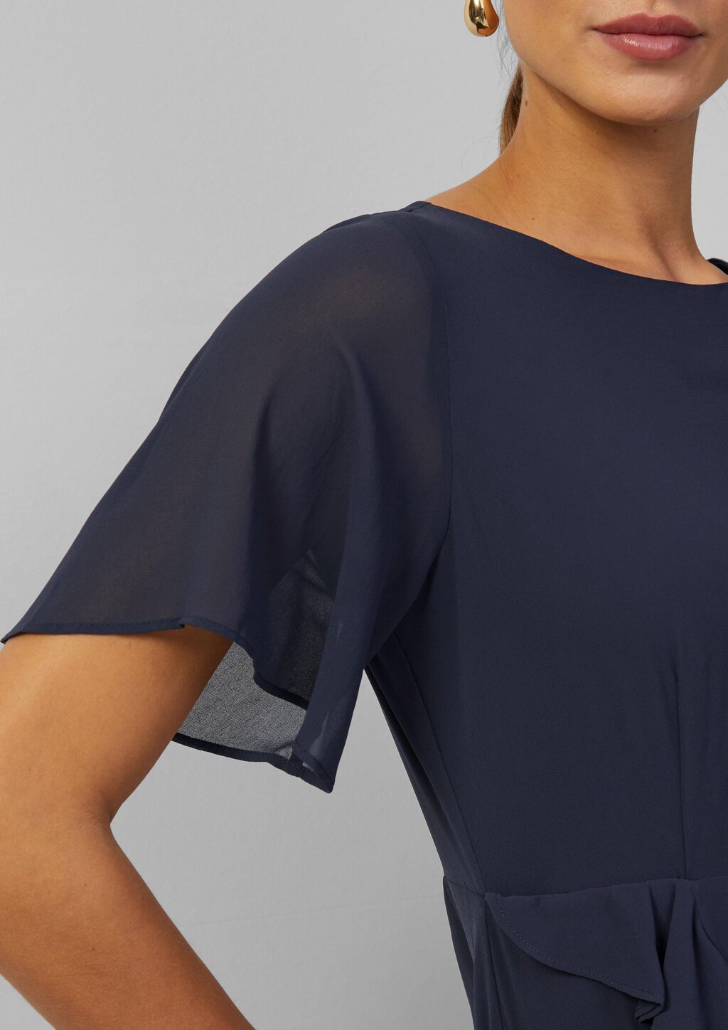 Chiffonkleid mit Volants und U-Boot-Ausschnitt