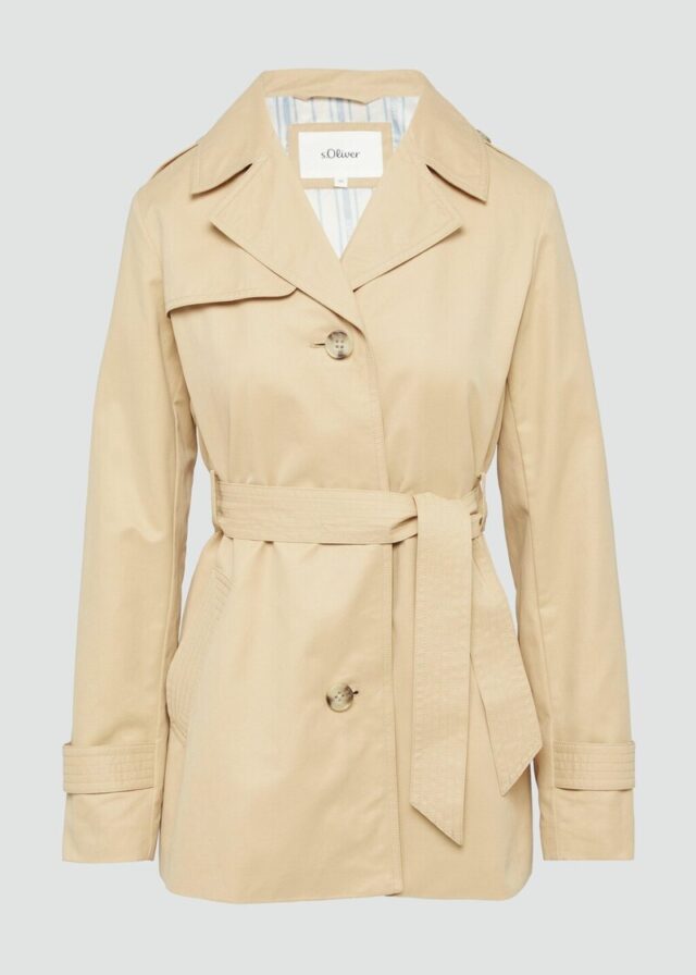 Kurzer Trench mit Gürtel