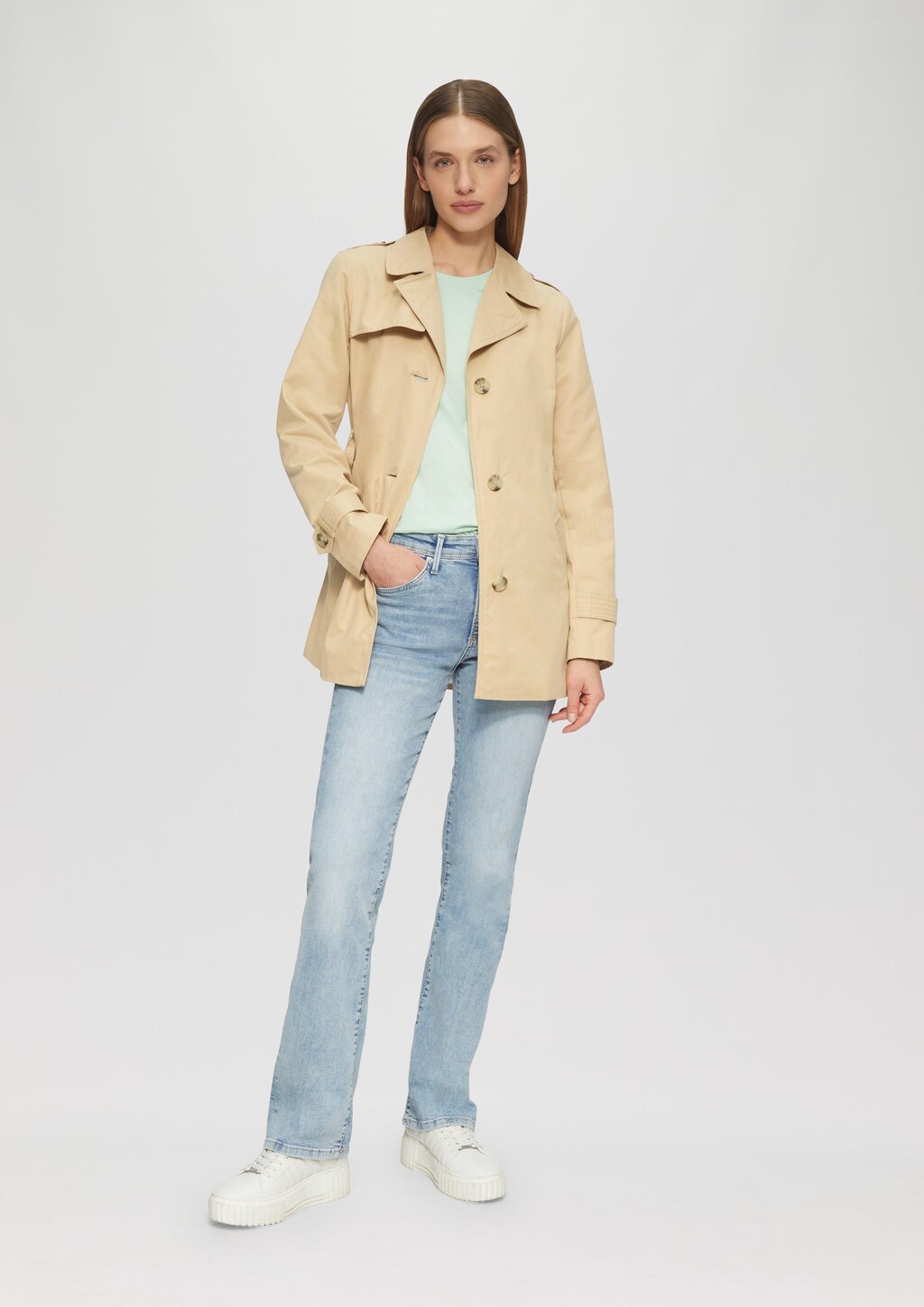 Kurzer Trench mit Gürtel