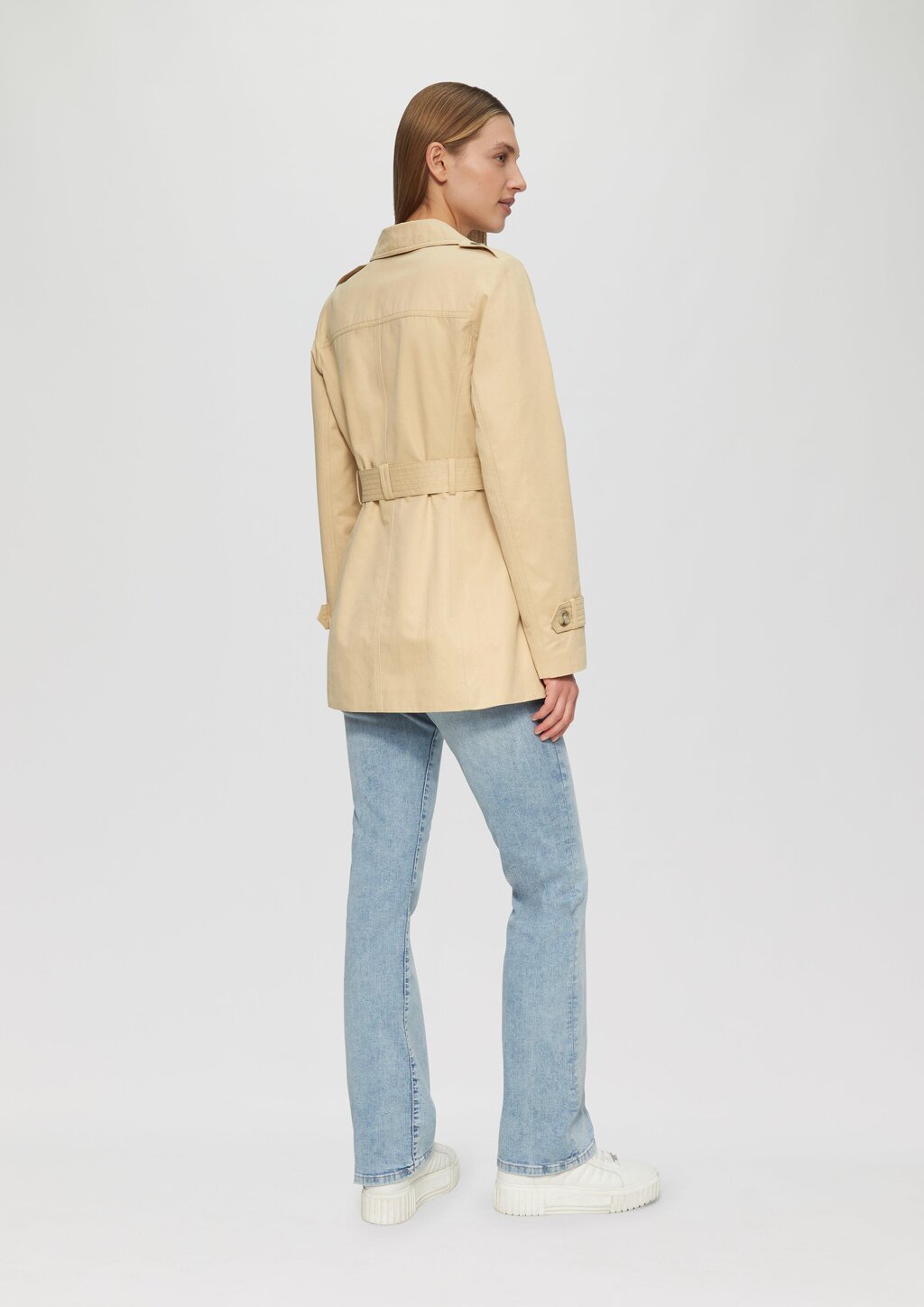 Kurzer Trench mit Gürtel