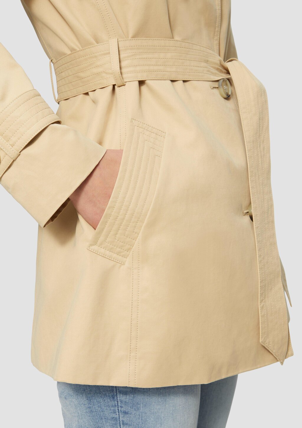 Kurzer Trench mit Gürtel