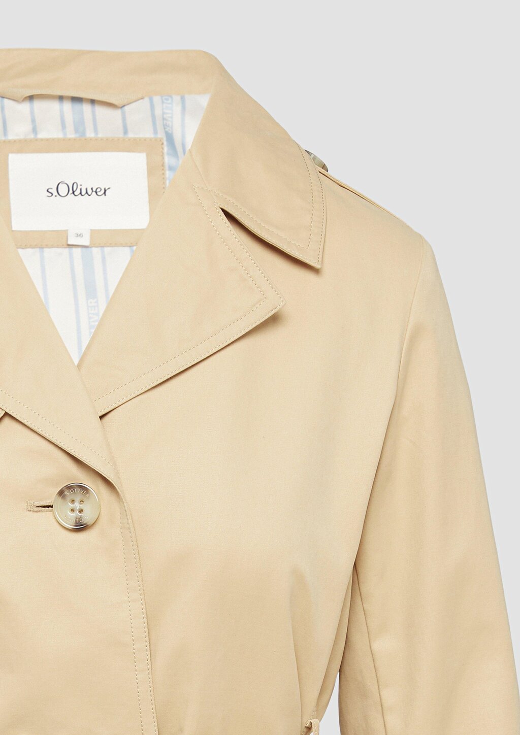 Kurzer Trench mit Gürtel