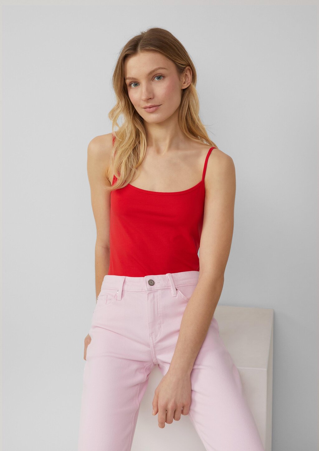 Top mit verstellbaren Spaghettiträgern im Slim Fit