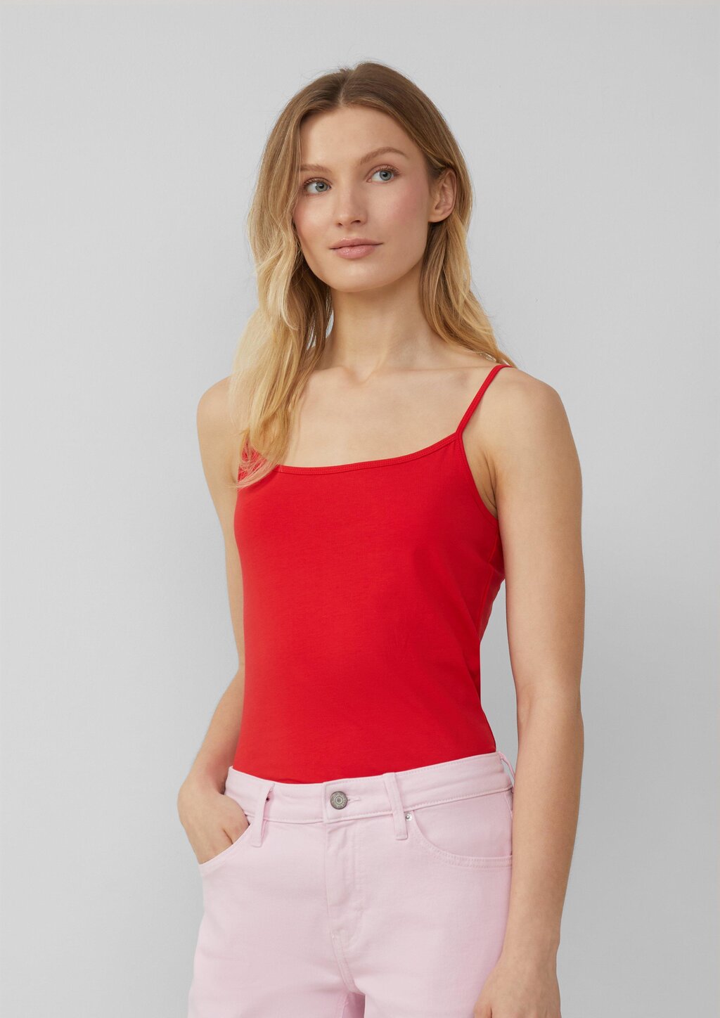 Top mit verstellbaren Spaghettiträgern im Slim Fit