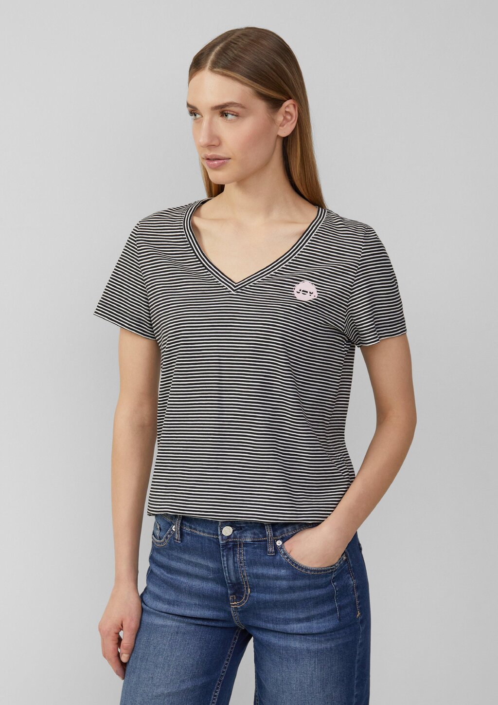 T-Shirt mit V-Ausschnitt und Print-Detail