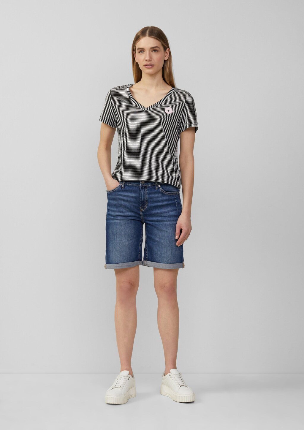 T-Shirt mit V-Ausschnitt und Print-Detail