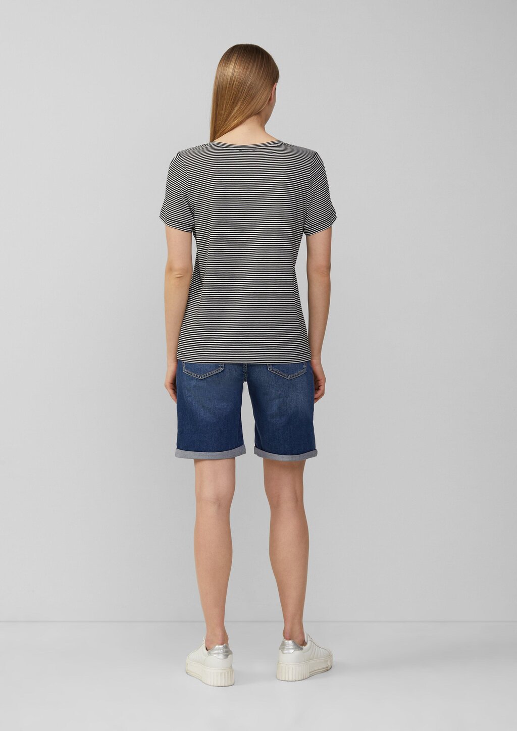 T-Shirt mit V-Ausschnitt und Print-Detail