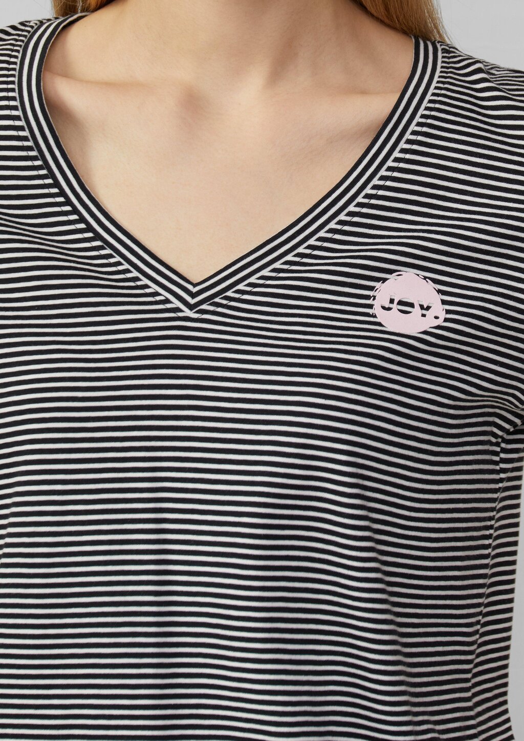 T-Shirt mit V-Ausschnitt und Print-Detail