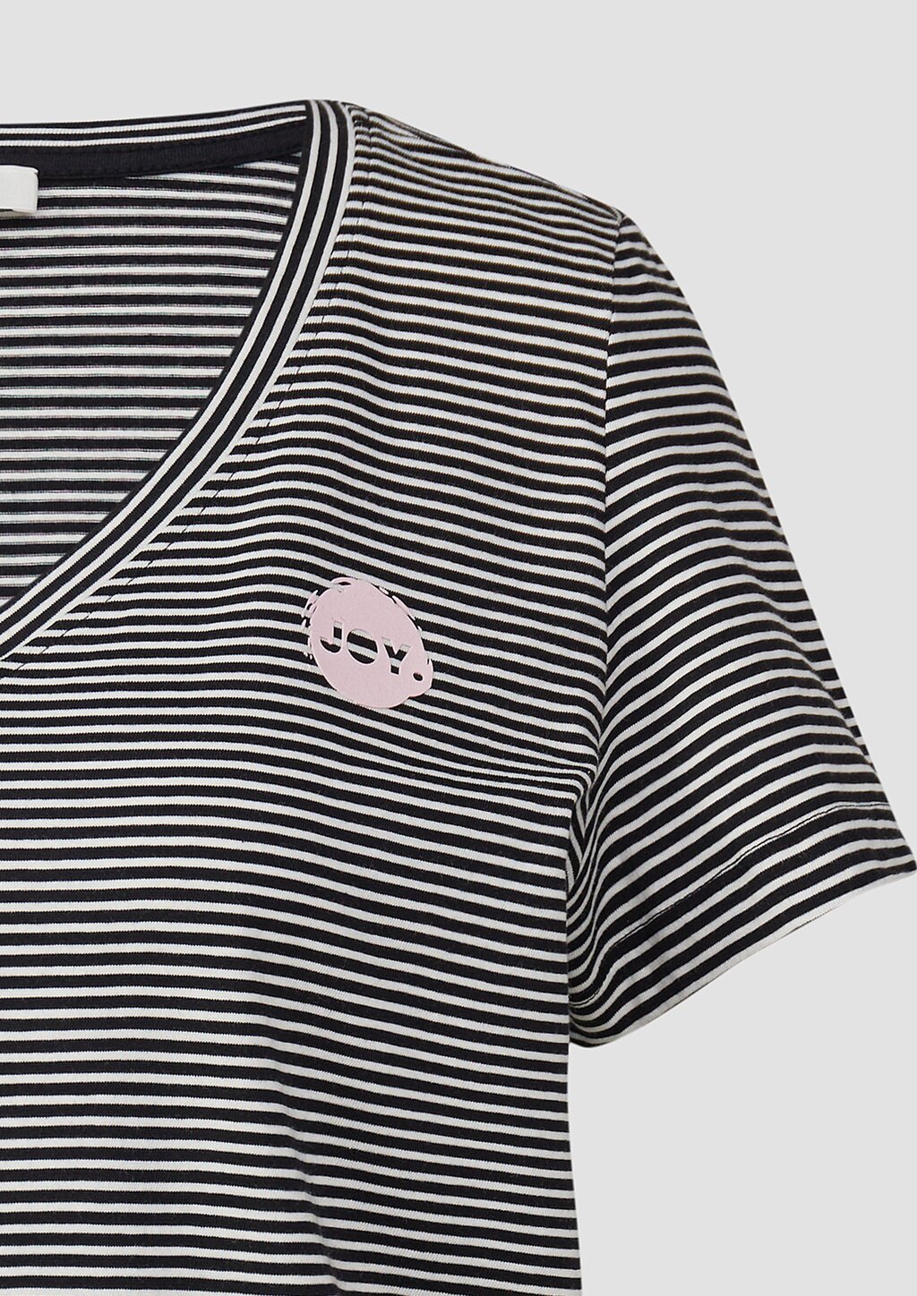 T-Shirt mit V-Ausschnitt und Print-Detail