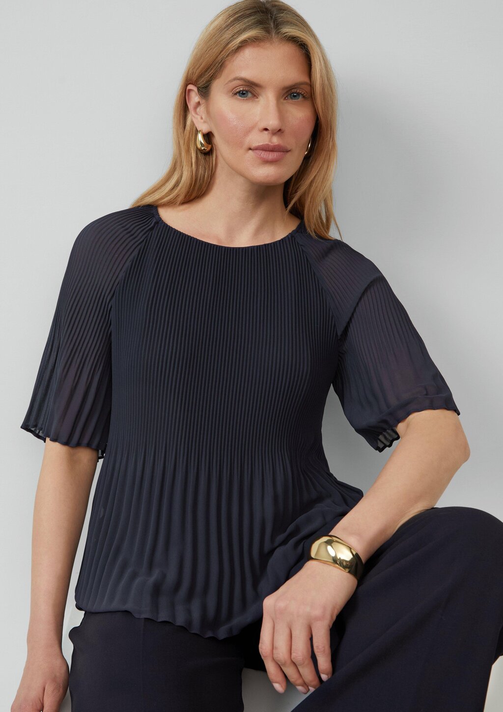 Plissierte Chiffonbluse mit kurzen Ragalanärmeln