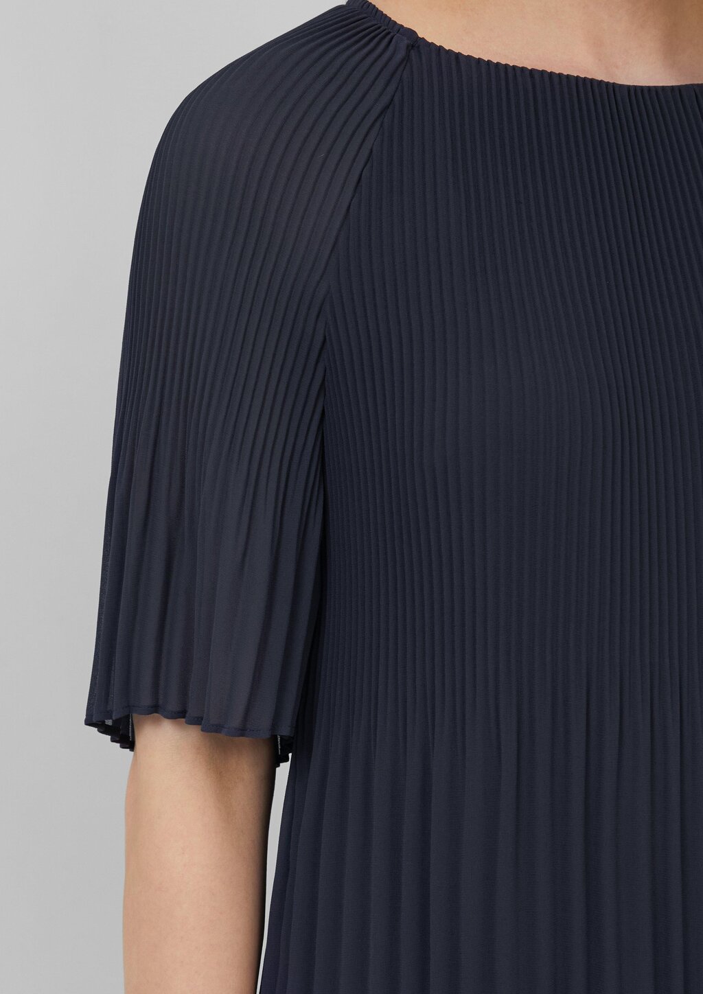 Plissierte Chiffonbluse mit kurzen Ragalanärmeln