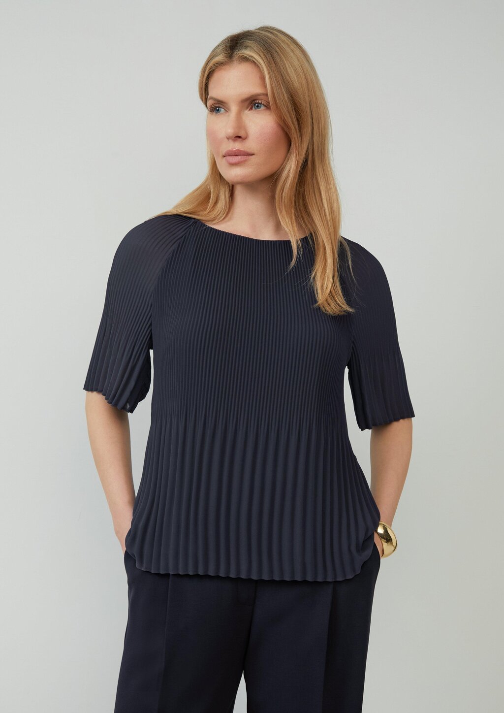 Plissierte Chiffonbluse mit kurzen Ragalanärmeln