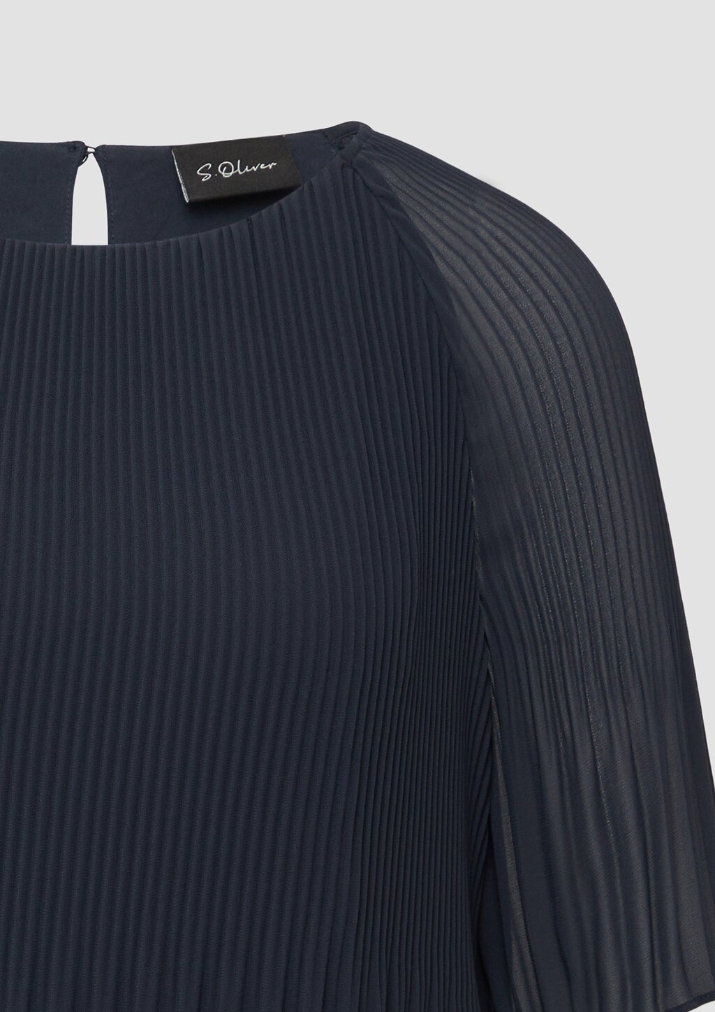 Plissierte Chiffonbluse mit kurzen Ragalanärmeln