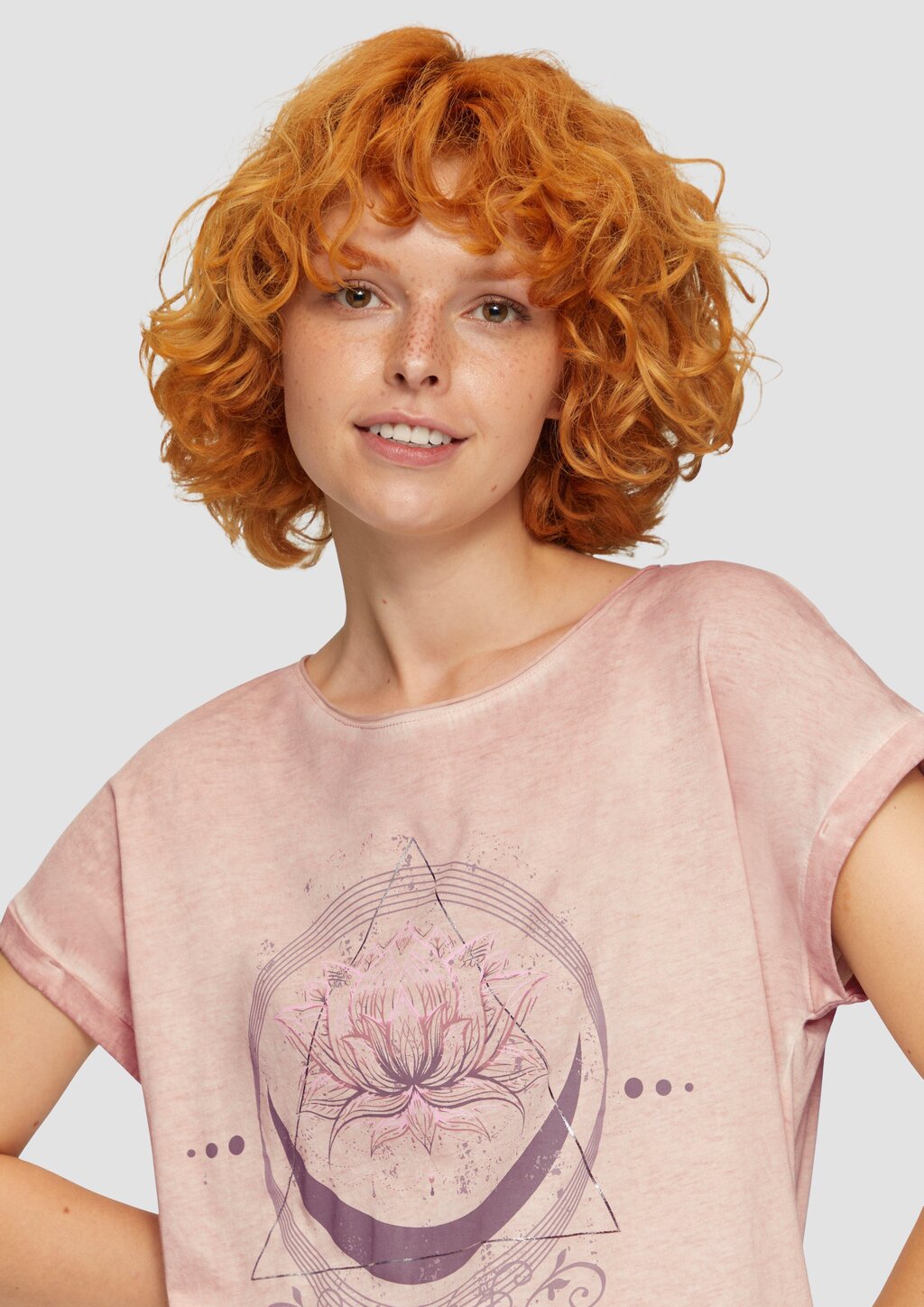 Gewaschenes T-Shirt mit Frontprint