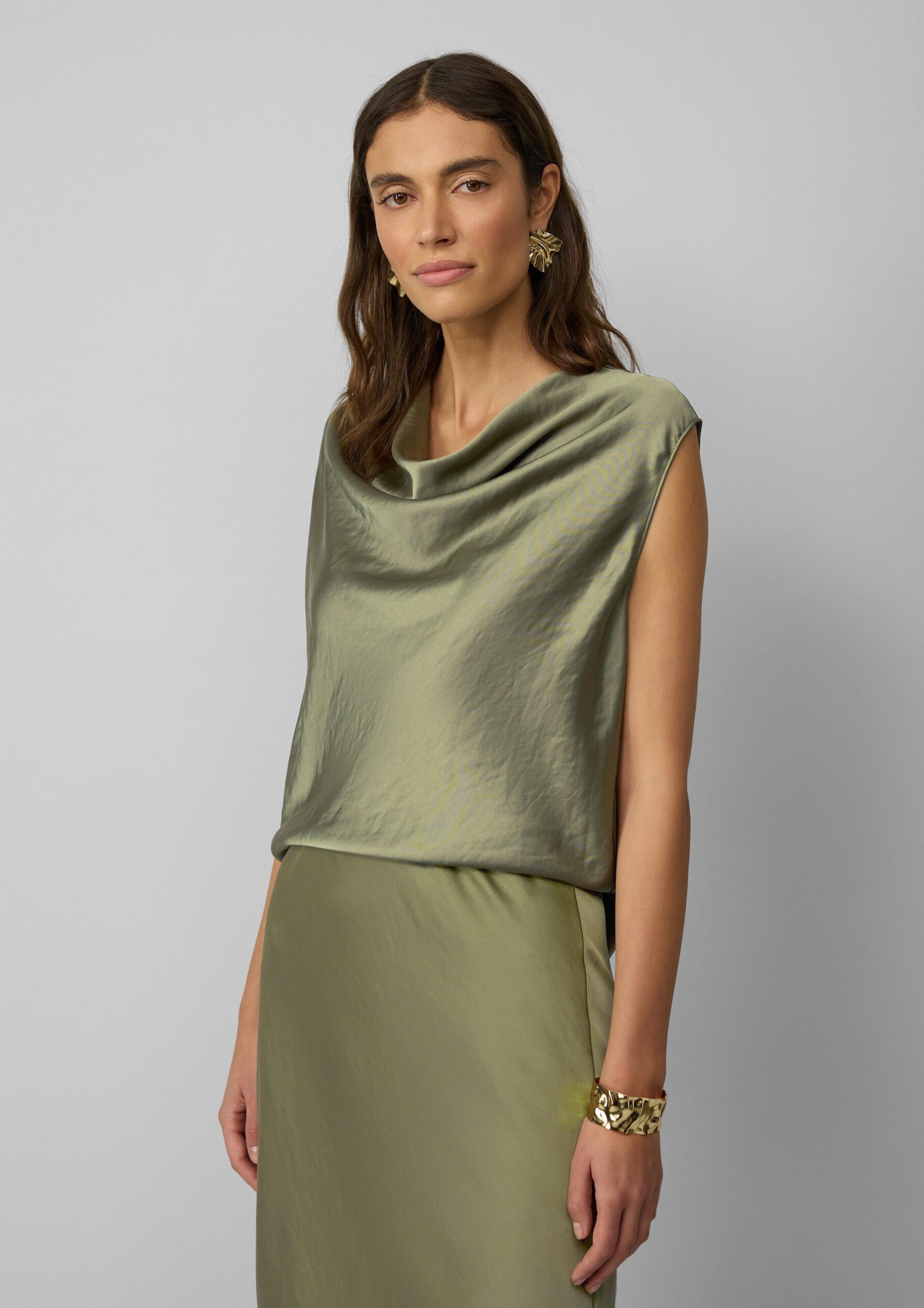 Ärmellose Satinbluse mit Wasserfall-Ausschnitt
