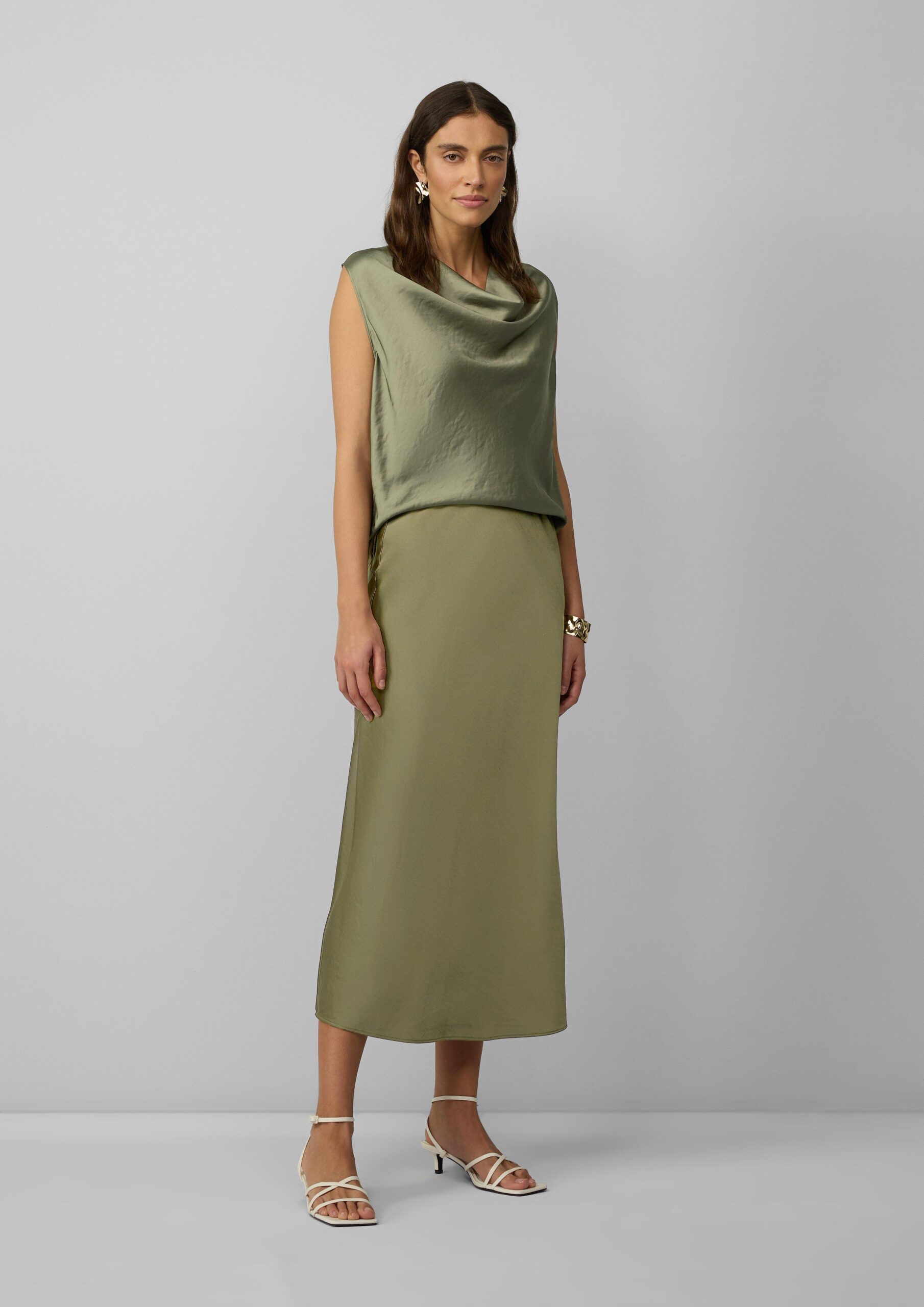 Ärmellose Satinbluse mit Wasserfall-Ausschnitt