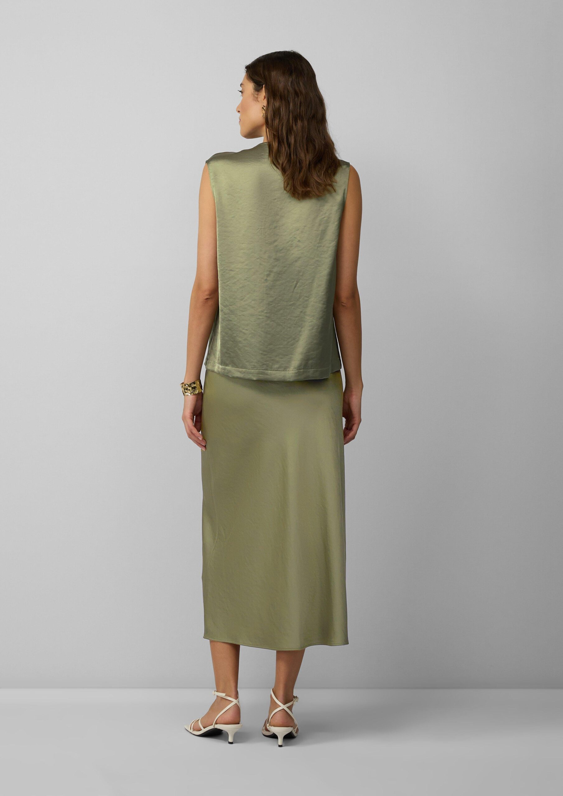 Ärmellose Satinbluse mit Wasserfall-Ausschnitt