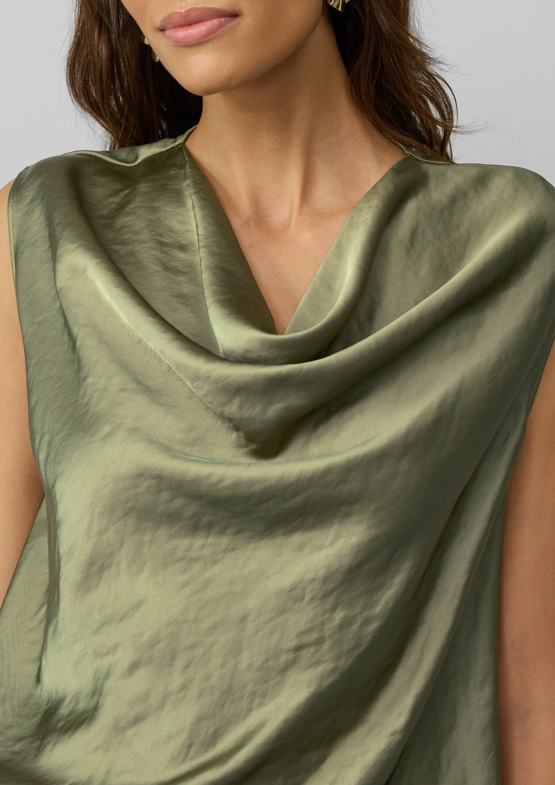 Ärmellose Satinbluse mit Wasserfall-Ausschnitt