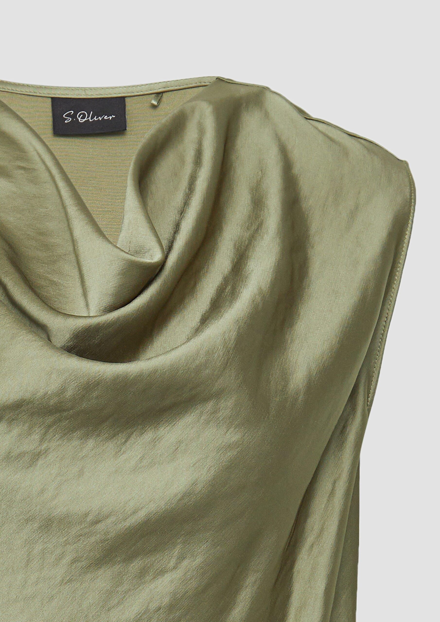 Ärmellose Satinbluse mit Wasserfall-Ausschnitt