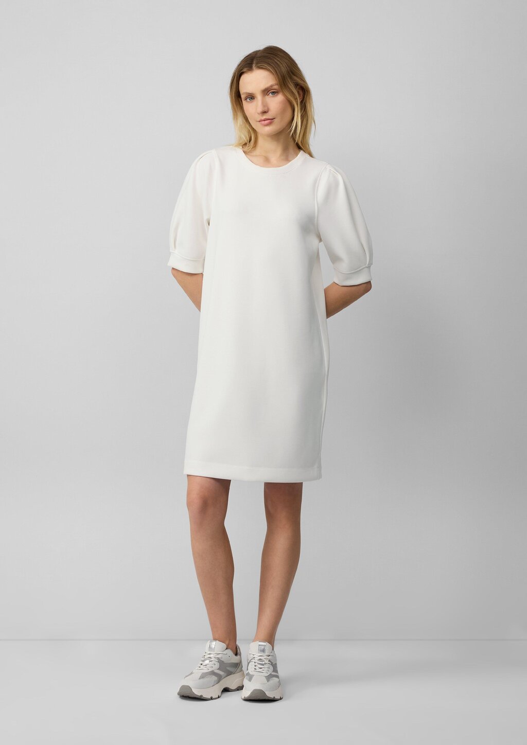 Kurzes Scuba-Kleid mit Puffärmeln