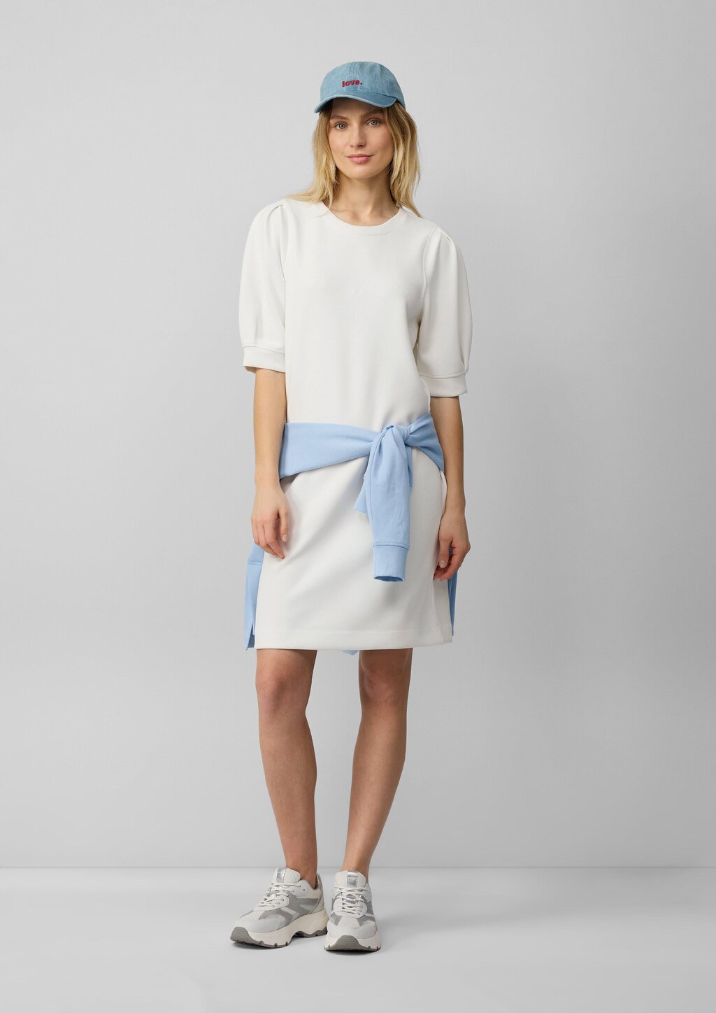 Kurzes Scuba-Kleid mit Puffärmeln