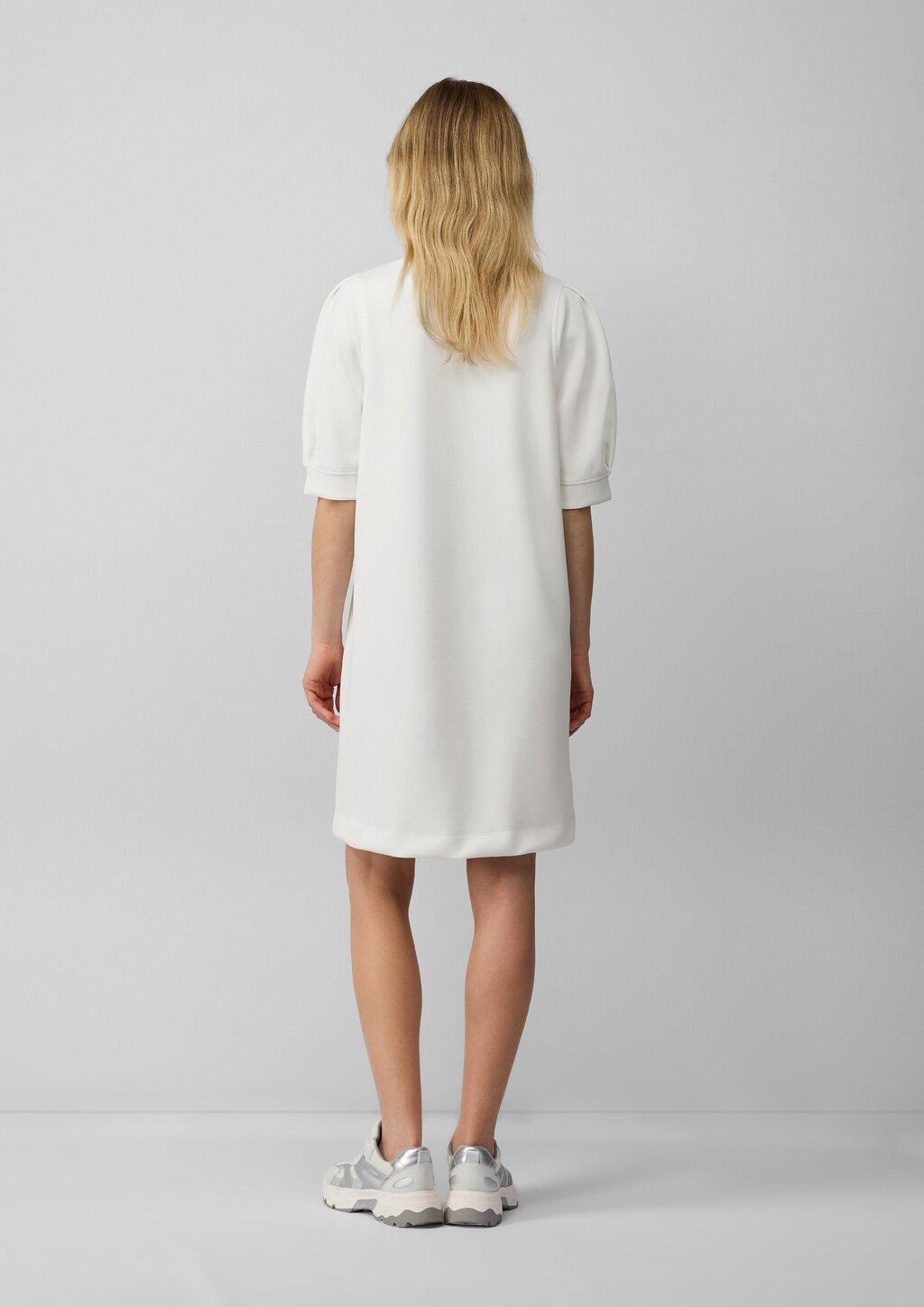 Kurzes Scuba-Kleid mit Puffärmeln