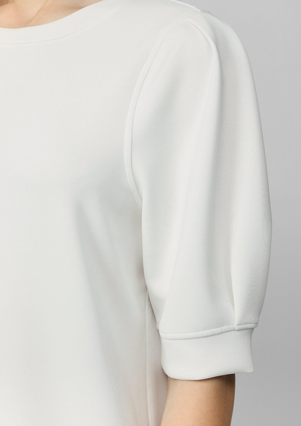 Kurzes Scuba-Kleid mit Puffärmeln