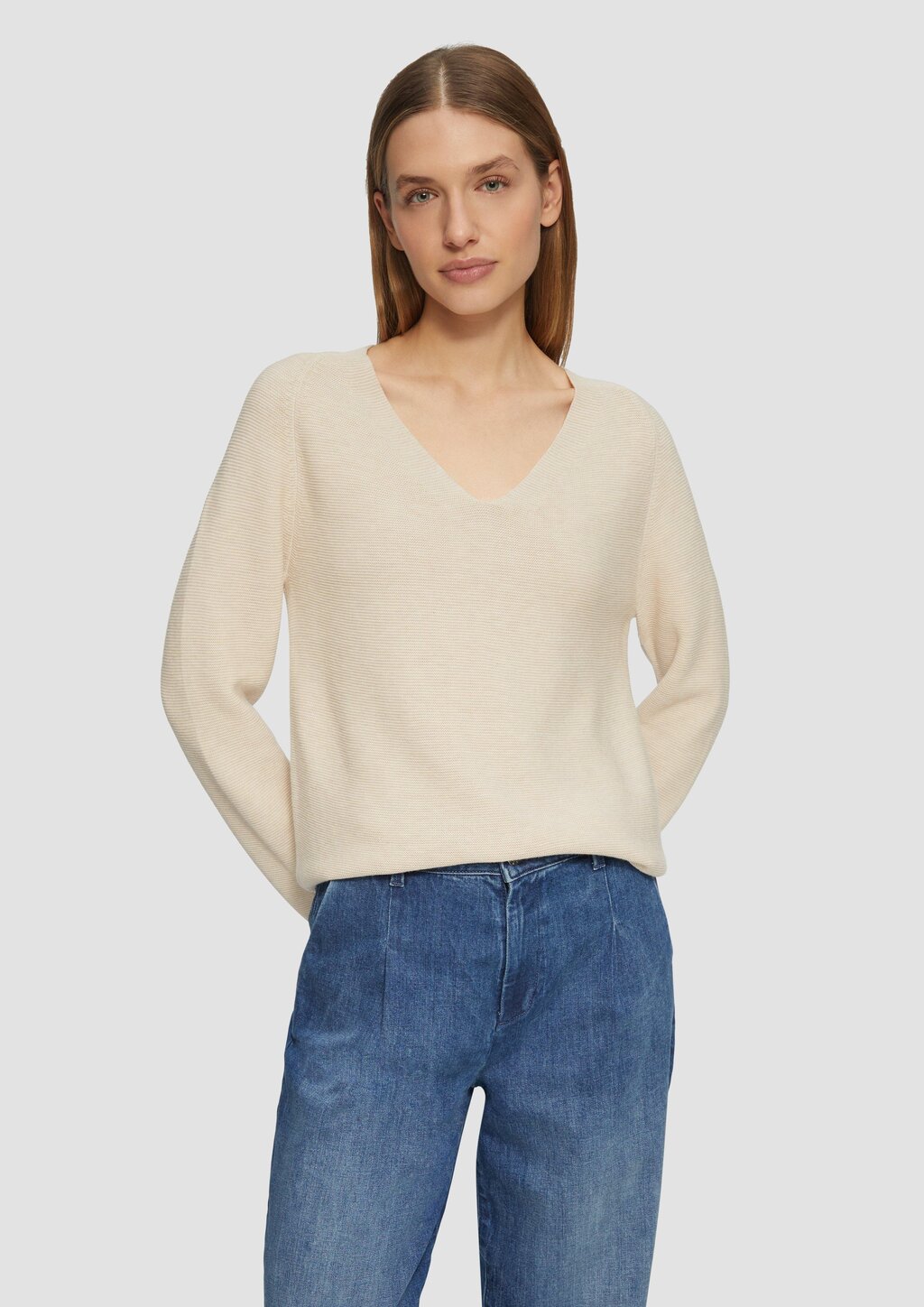 Gerippter Strickpullover aus Baumwollmix mit V-Ausschnitt