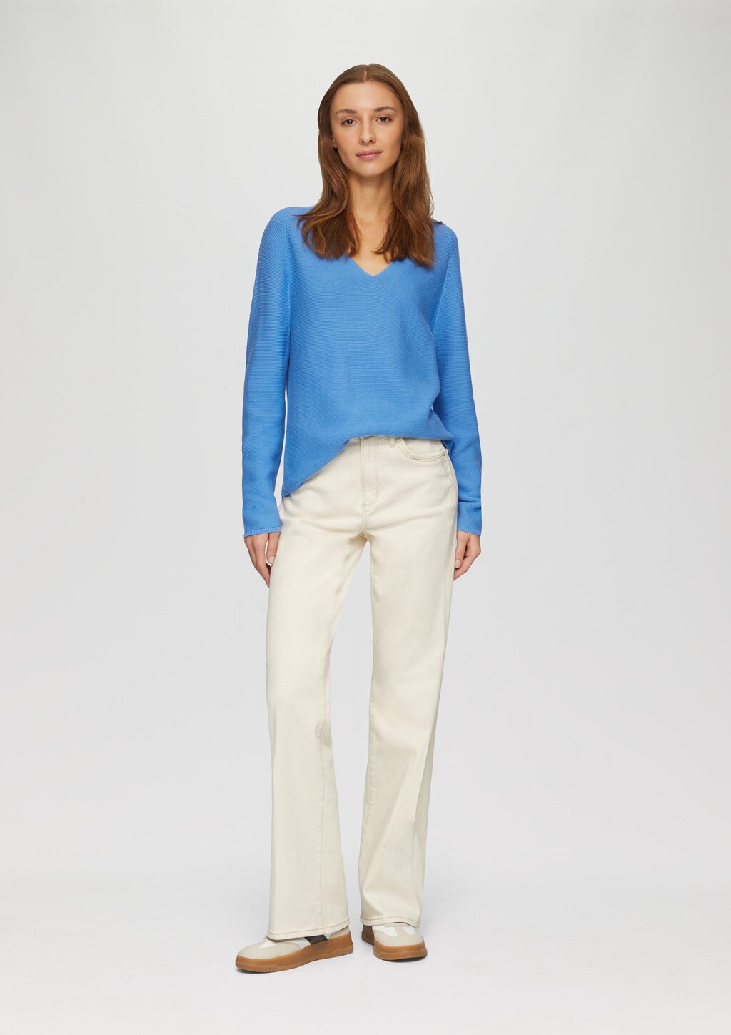 Gerippter Strickpullover aus Baumwollmix mit V-Ausschnitt