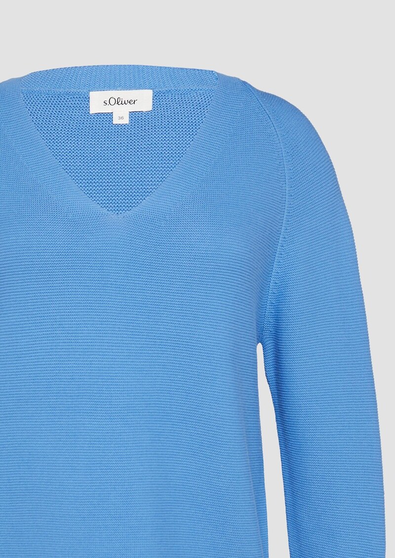 Gerippter Strickpullover aus Baumwollmix mit V-Ausschnitt