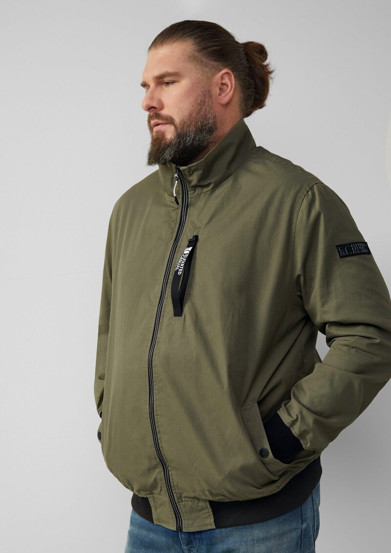 Outdoor-Jacke mit Stehkragen und Kontrast-Details
