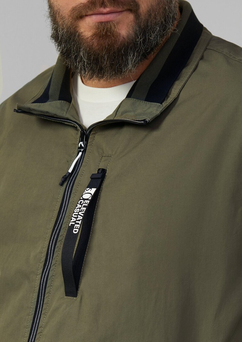 Outdoor-Jacke mit Stehkragen und Kontrast-Details