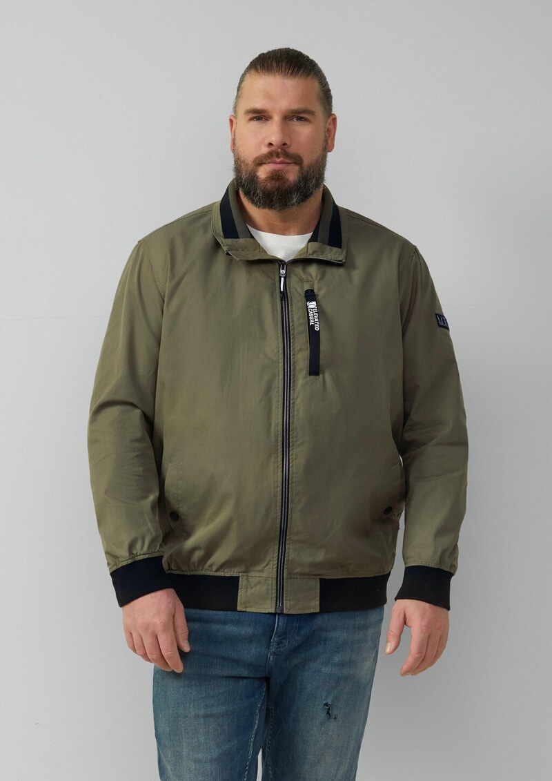 Outdoor-Jacke mit Stehkragen und Kontrast-Details