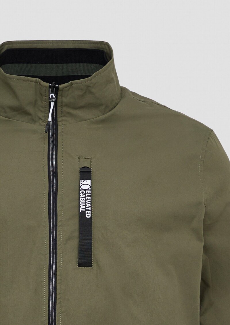 Outdoor-Jacke mit Stehkragen und Kontrast-Details