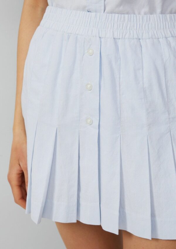 Faltenminirock mit zarten Streifen | QS x Debi Flügge