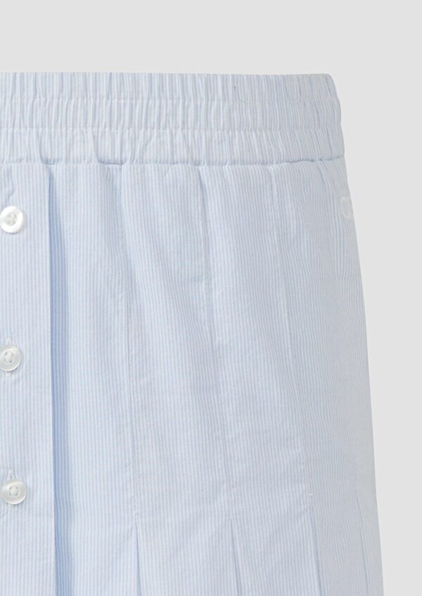 Faltenminirock mit zarten Streifen | QS x Debi Flügge