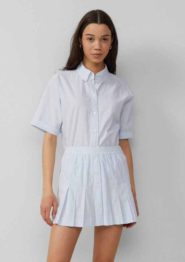 Faltenminirock mit zarten Streifen | QS x Debi Flügge