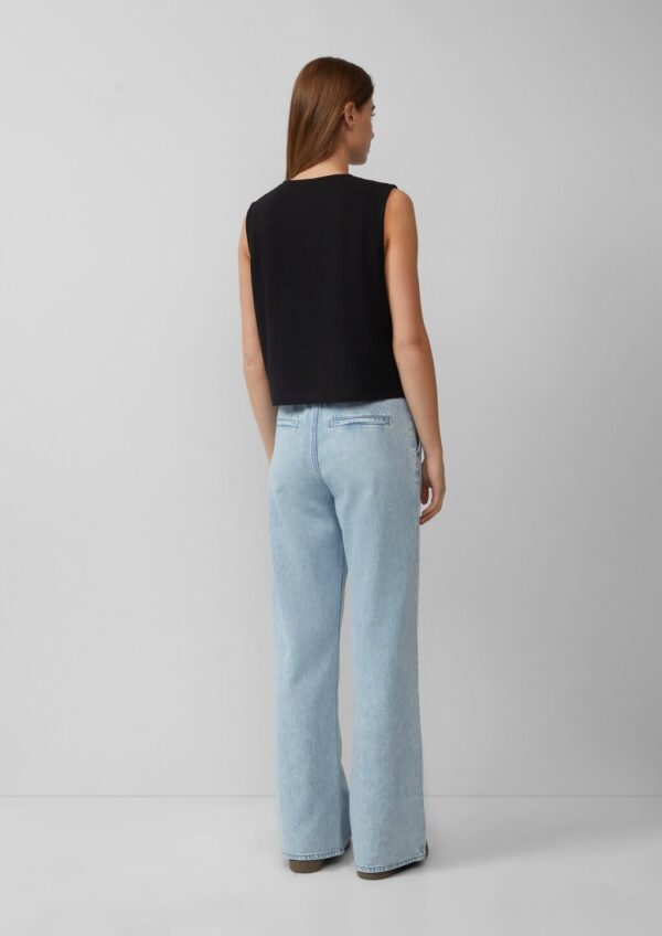 Gerippte Strickweste mit Schleifenverschlüssen