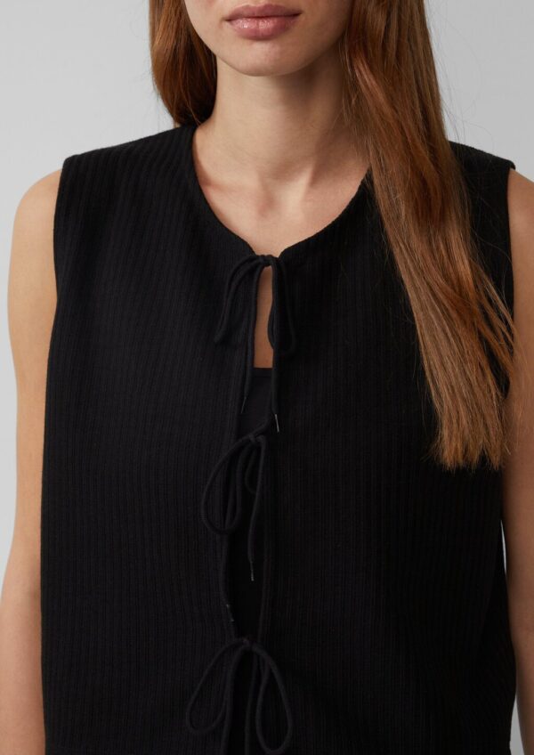 Gerippte Strickweste mit Schleifenverschlüssen