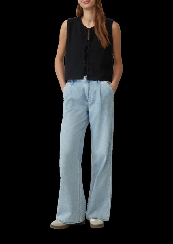 Gerippte Strickweste mit Schleifenverschlüssen