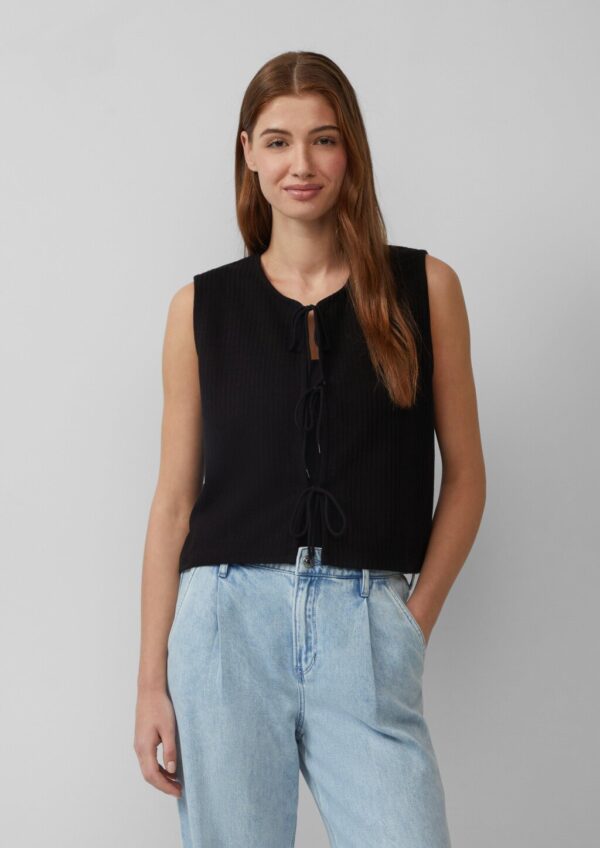 Gerippte Strickweste mit Schleifenverschlüssen