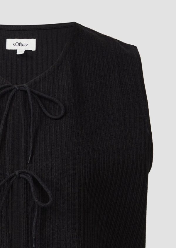 Gerippte Strickweste mit Schleifenverschlüssen